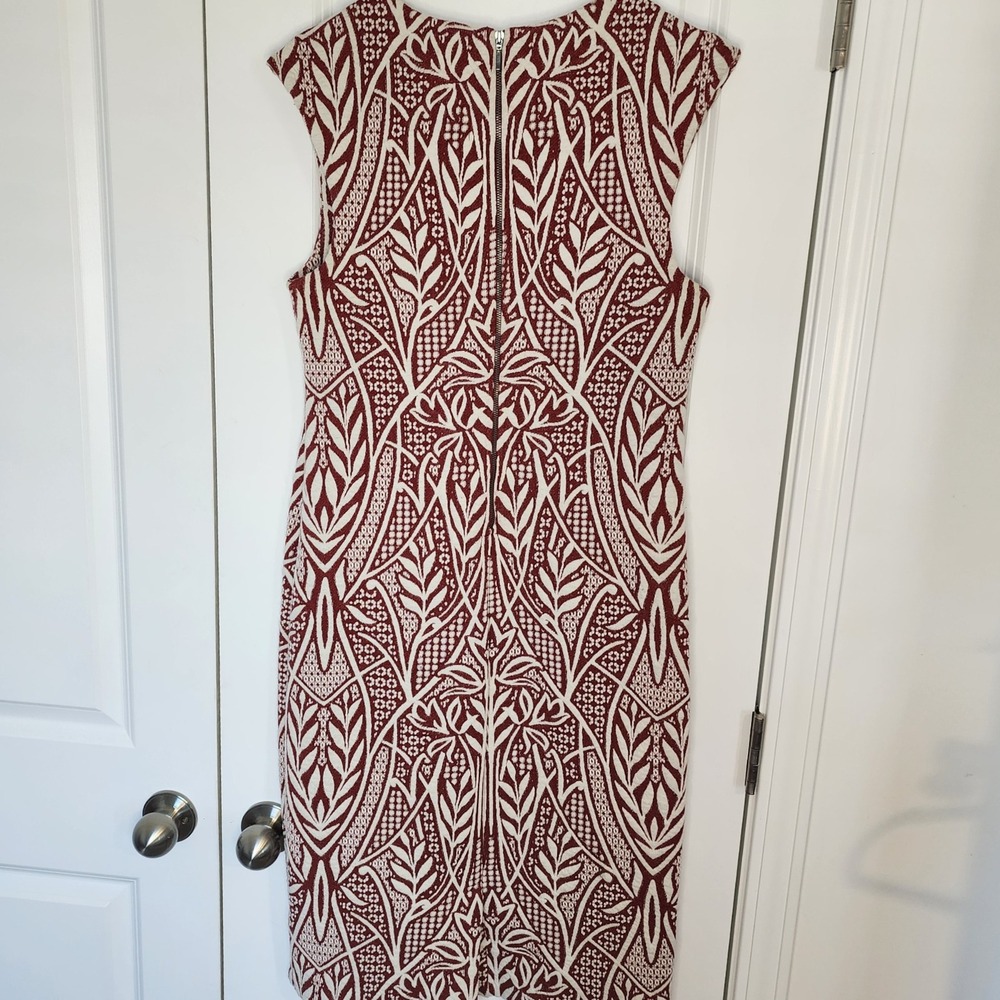 HD in Paris Sleeveless V-Neck Sheath Dress Burgundy Cream Size 12 - Picture 2 of 6